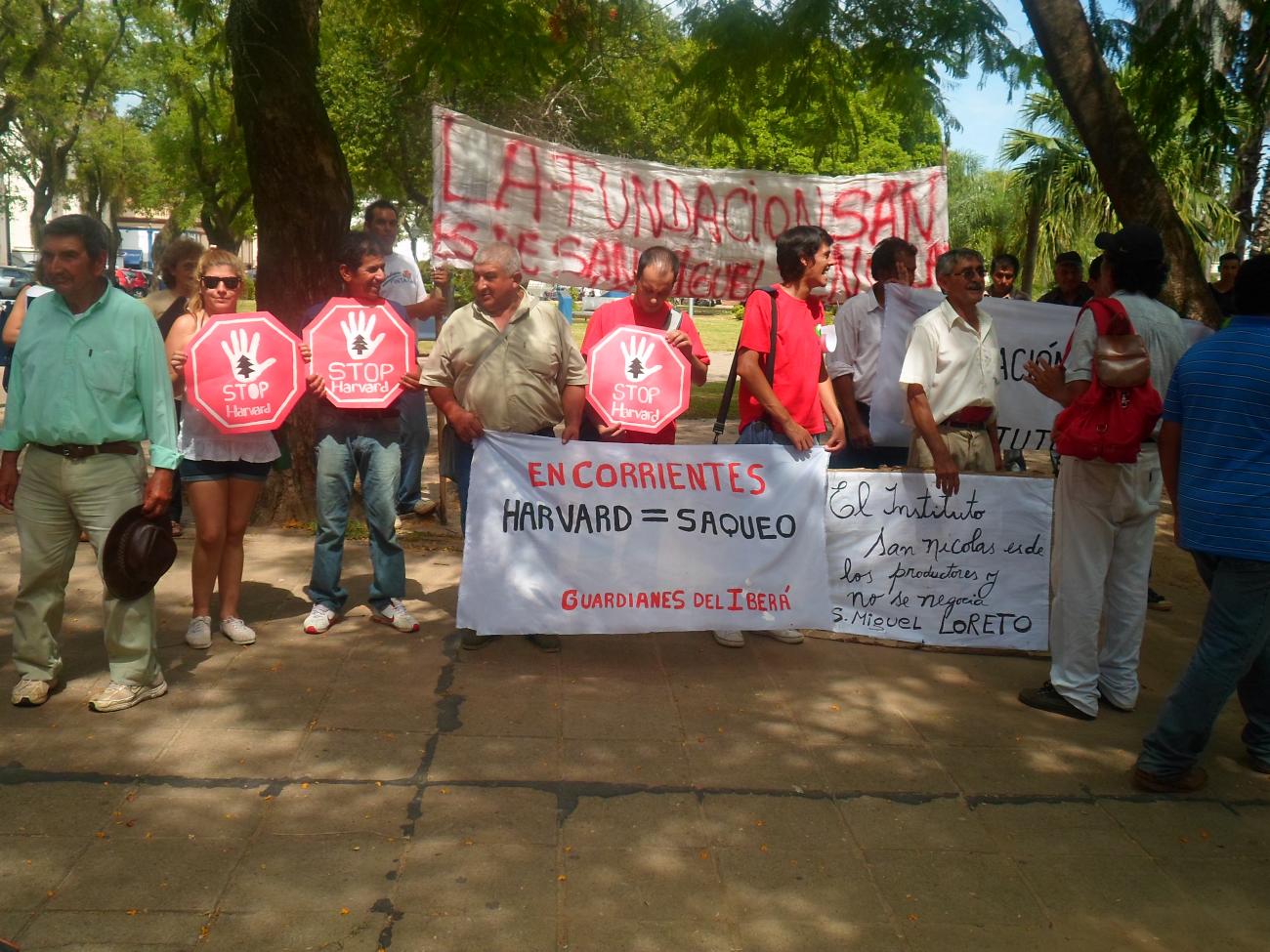 Protest in the capital of Corrientes, Argentina. The sign reads, "In Corrientes, Harvard = looting."