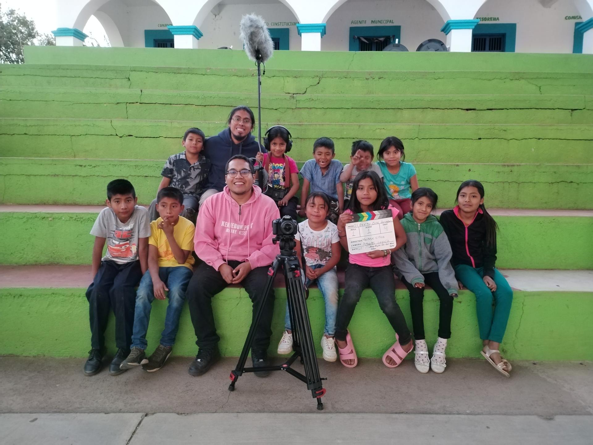 Foto con niños y cámaras en papel