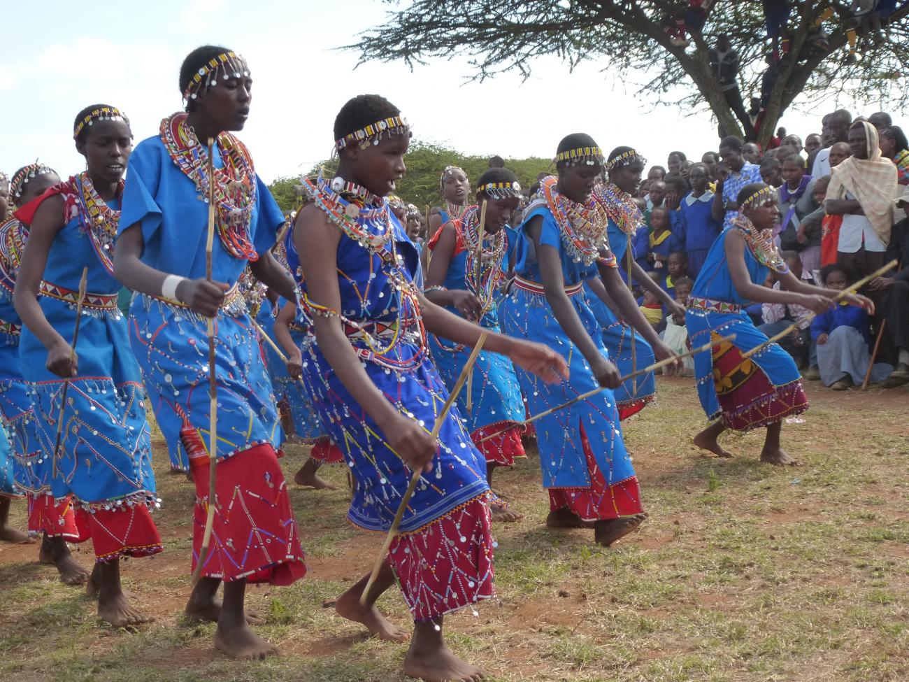 What vivid color do the prominent people in the Maasai tribe of Kenya  always wear? - Quora